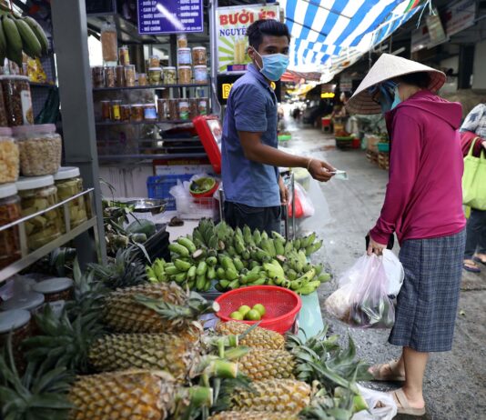 Mở lại chợ theo hình thức ‘cuốn chiếu’?
