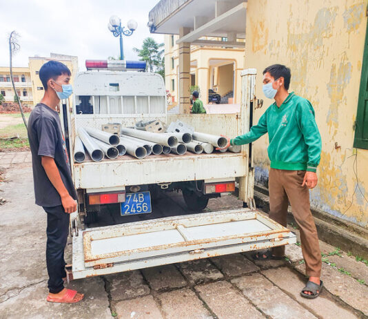 Thiếu tiền tiêu xài, 2 thanh niên tháo lan can hàng loạt cây cầu mang đi bán