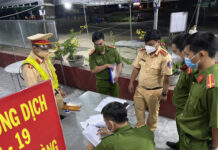 Xe tải nhét 15 người trong thùng đông lạnh để thông chốt ‘như phim’