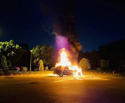 Xe sang BMW X5 cháy rụi giữa đường, 3 người thoát ch.ế.t