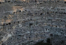 Choáng váng “lâu đài người ch.ế.t”: 400 căn phòng đầy châu báu giữa hẻm núi