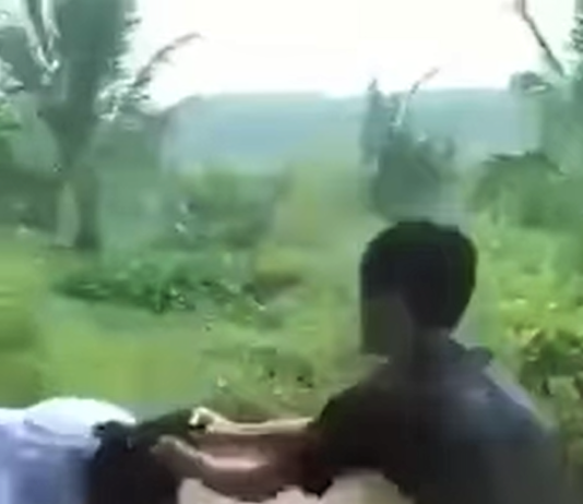 Một nam sinh đ.á.nh đ.ập nữ sinh dưới mương nước dã man