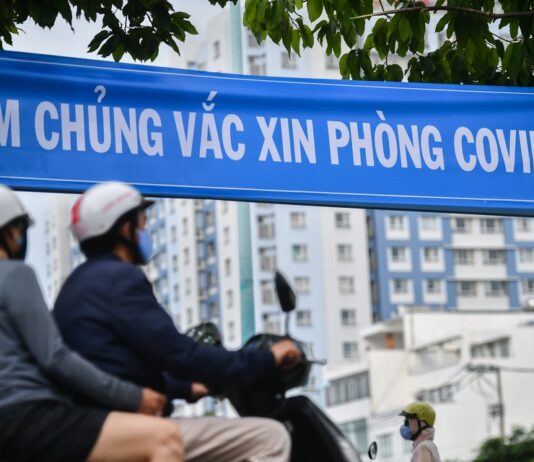 Tỷ lệ tiêm vaccine chưa đạt 100%, TP.HCM gửi công văn khẩn