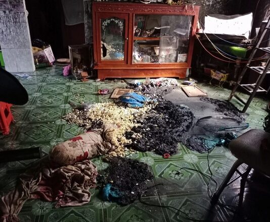 Ghen tuông, chồng khóa cửa tẩm xăng đốt vợ