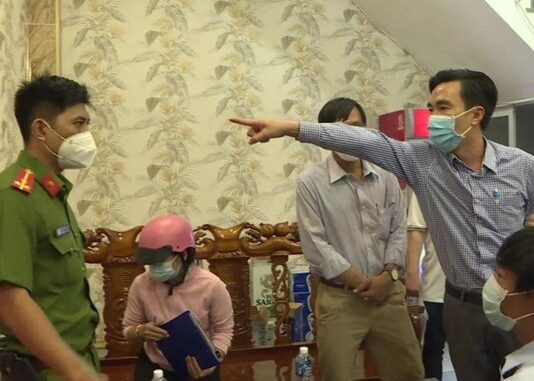 Người đàn ông hỏi ‘mày công tác ở đội nào’ khi bị kiểm tra