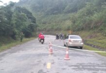 Người đàn ông t.ử v.o.ng bất thường trong ô tô vẫn đang nổ máy