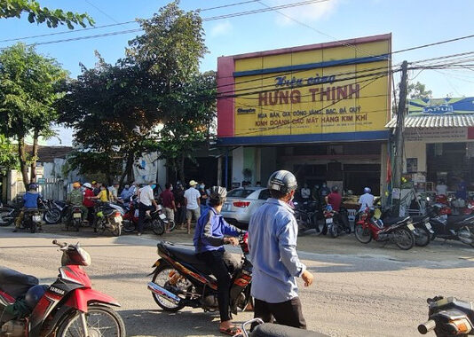 Vàng rớt giá, mang tiền âm phủ vào tiệm vàng vờ mua rồi giật vàng bỏ chạy