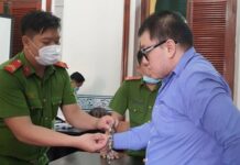 Nam thanh niên lao thẳng ô tô vào cha mẹ đối thủ để trả thù