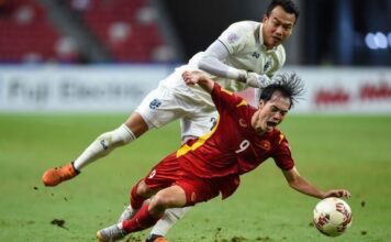 Tranh cãi gay gắt tình huống thủ môn Thái Lan thoát thẻ đỏ