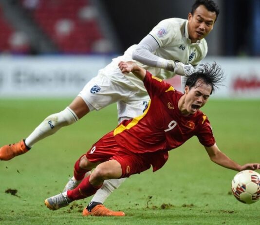 Tranh cãi gay gắt tình huống thủ môn Thái Lan thoát thẻ đỏ