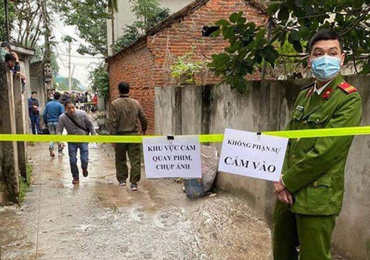 Bị mắng vì ch.é.m 2 người hàng xóm, con trai cầm dao phay đuổi ch.é.m mẹ và bác ruột