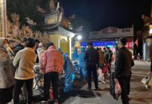 Người dân nộp tiền test Covid-19 mới được vào đền Cô Chín