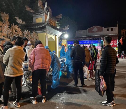 Người dân nộp tiền test Covid-19 mới được vào đền Cô Chín