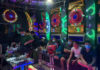 Quán karaoke đóng cửa, tắt đèn để khách “bay, lắc” bên trong