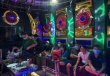 Quán karaoke đóng cửa, tắt đèn để khách “bay, lắc” bên trong
