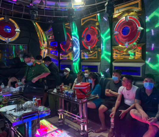 Quán karaoke đóng cửa, tắt đèn để khách “bay, lắc” bên trong