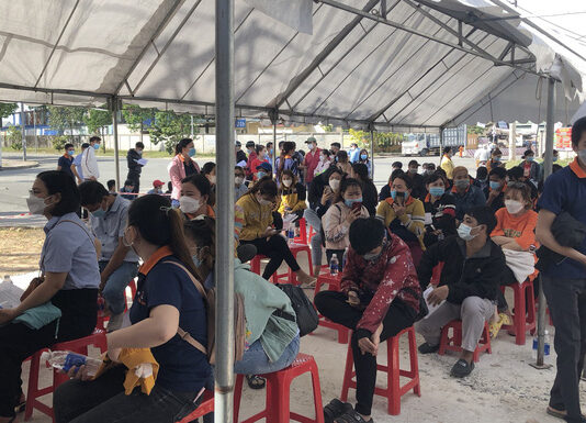 “Ép” công nhân test Covid-19 để thu tiền ở Bình Dương?