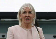 Anh cảnh báo tỉ phú Zuckerberg sẽ ngồi tù nếu…