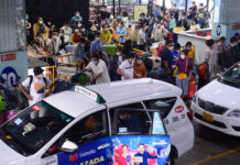 Yêu cầu dứt điểm nạn ‘cò mồi’, ‘xe dù’ ở sân bay Tân Sơn Nhất, hãng xe phải đủ xe