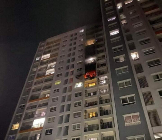 Cháy ở chung cư Carillon 5, hai mẹ con rơi từ lầu 10 t.ử v.ong