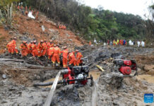 Máy bay Trung Quốc chở 132 người nghi bị vỡ trên không trung