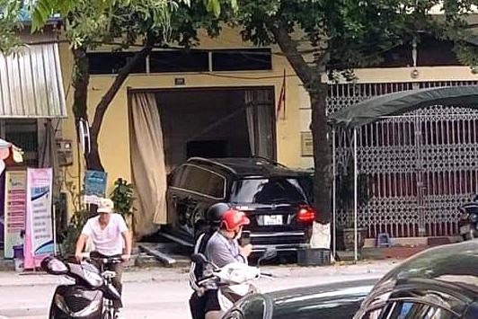 Xe sang Mercedes GL400 gây tai nạn kinh hoàng khiến 2 người thương vong