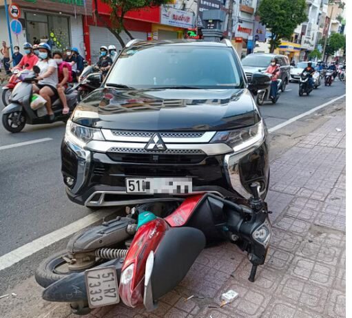 Giảng viên đại học lao thẳng ôtô vào kẻ cướp ở TP HCM