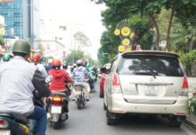 TP HCM: Né phí, ôtô đậu tràn lan đường cấm