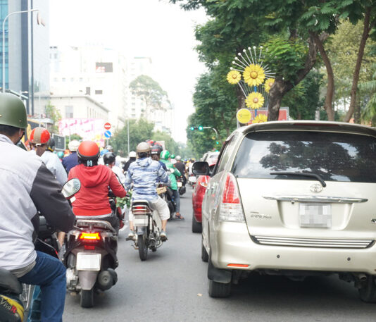 TP HCM: Né phí, ôtô đậu tràn lan đường cấm