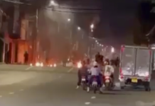 Hai nhóm thanh niên hỗn chiến trong đêm, khói lửa mịt mù cả đoạn đường