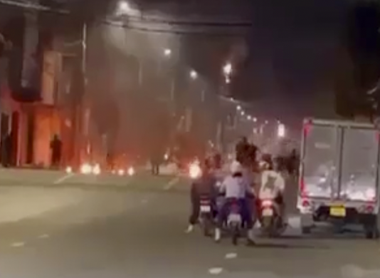 Hai nhóm thanh niên hỗn chiến trong đêm, khói lửa mịt mù cả đoạn đường