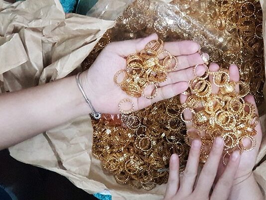 Hàng loạt tiệm vàng mua phải nhẫn giả của cô gái 9x, chỉ một thủ đoạn mà ai cũng bị lừa