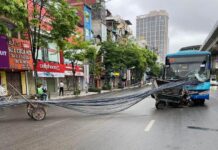 Kinh hãi bó thanh sắt dài trên xe ba gác chạy ngược chiều xuyên thẳng vào ghế lái xe buýt