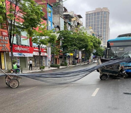 Kinh hãi bó thanh sắt dài trên xe ba gác chạy ngược chiều xuyên thẳng vào ghế lái xe buýt