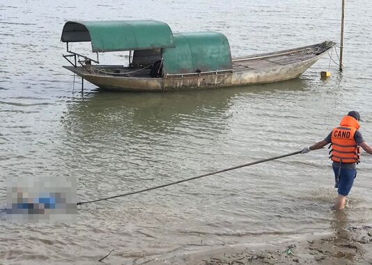 Thi thể người đàn ông không rõ danh tính trôi dạt trên sông