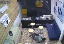 Trần nhà bất ngờ rung lắc dữ dội rồi rơi xuống từng mảng kèm theo một… nam thanh niên “xuyên không” khiến 2 bố con hoảng loạn