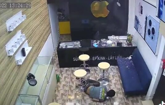 Trần nhà bất ngờ rung lắc dữ dội rồi rơi xuống từng mảng kèm theo một… nam thanh niên “xuyên không” khiến 2 bố con hoảng loạn