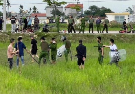 Vây bắt kẻ trộm đ.âm người dân trọng thương rồi ‘cố thủ’ ở cánh đồng