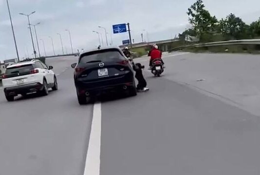 Vụ cô gái bám vào xe Mazda rồi bị hất văng xuống đường: Hành vi của lái xe là nguy hiểm, cần phải xử lý nghiêm