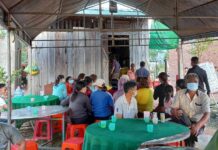 Vừa khâm liệm cho vợ, chồng ra sau nhà treo cổ t.ự t.ử