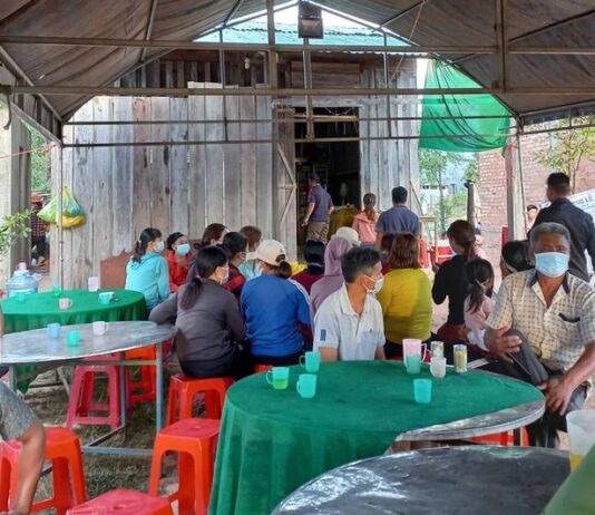 Vừa khâm liệm cho vợ, chồng ra sau nhà treo cổ t.ự t.ử