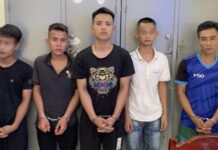 2 người dân đang ngồi hóng mát bất ngờ bị 4 kẻ đi xe máy áp sát, dí dao vào cổ