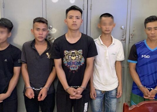 2 người dân đang ngồi hóng mát bất ngờ bị 4 kẻ đi xe máy áp sát, dí dao vào cổ