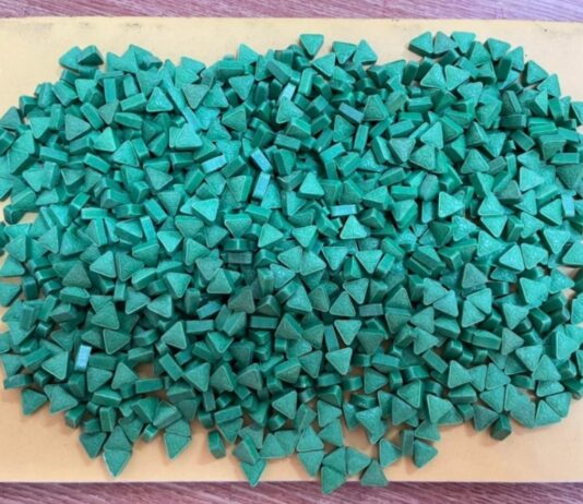Bí mật trong những gói snack và mỳ tôm gửi từ căn hộ cho thuê