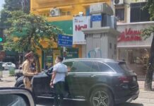 Cầu thủ Quang Hải bị CSGT dừng xe Mercedes vì va chạm ôtô