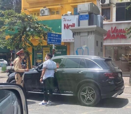 Cầu thủ Quang Hải bị CSGT dừng xe Mercedes vì va chạm ôtô