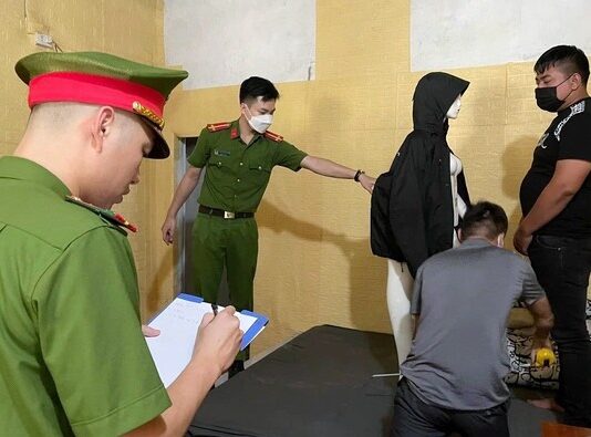 Cô gái xinh đẹp nghi bị bạn trai đ.á.nh t.ử v.ong: Khởi tố vụ án, thực nghiệm hiện trường