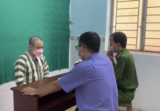 Diễn viên hài Hữu Tín bị khởi tố, bắt tạm giam vì ma túy
