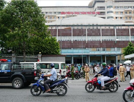 Thanh niên “ngáo đá” cướp xe cấp cứu của Bệnh viện Cần Thơ rồi tông loạn xạ khiến hàng trăm người hoảng loạn
