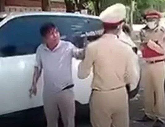 CLIP: Tài xế xe ôtô chỉ vào mặt “thách thức” CSGT